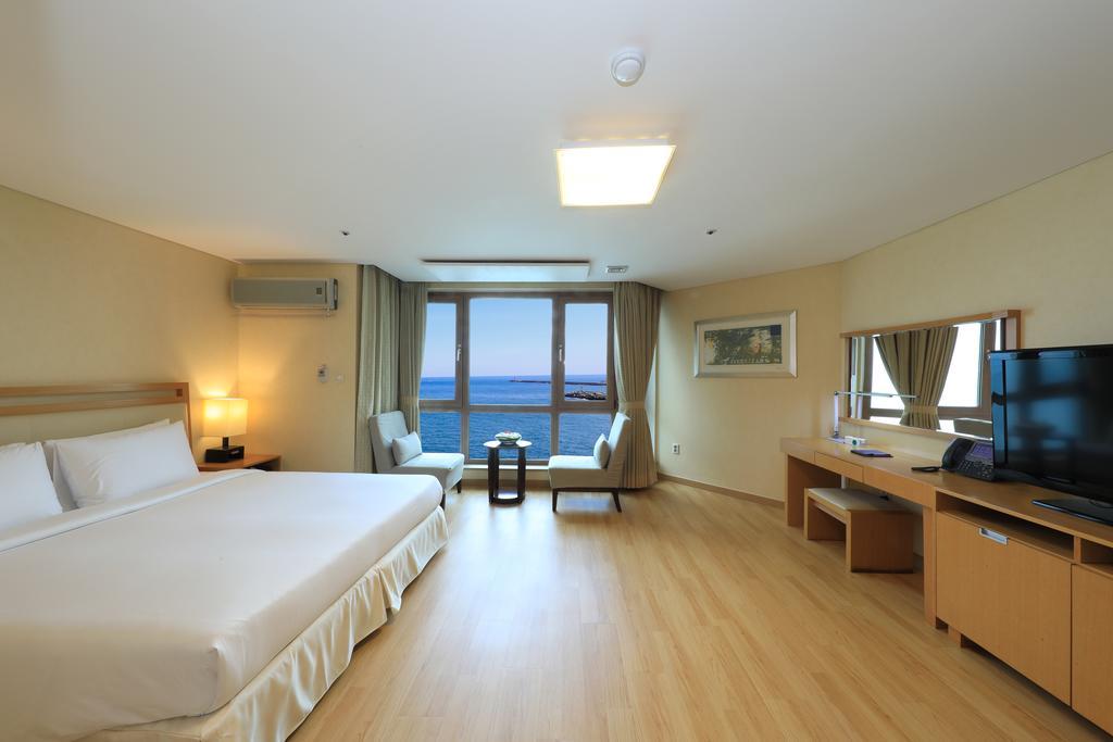Ocean Suites Jeju Hotel Room photo